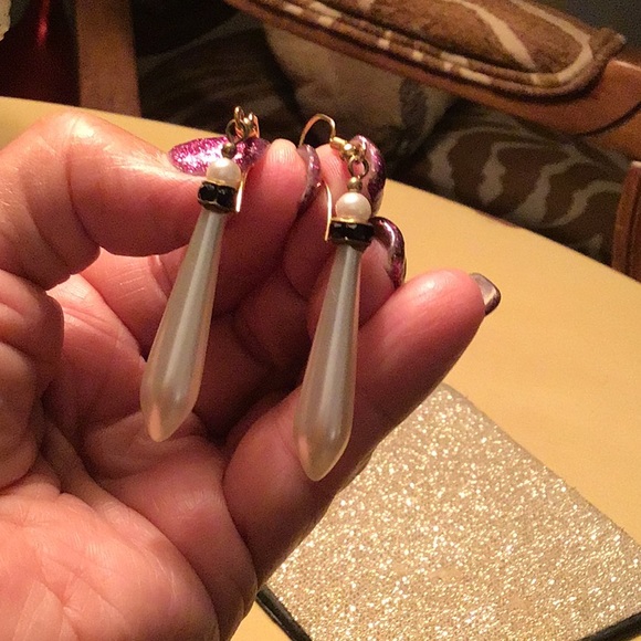 Vintage Simulated Pearl drop earrings long black stones white pointed earrings - Picture 6 of 7